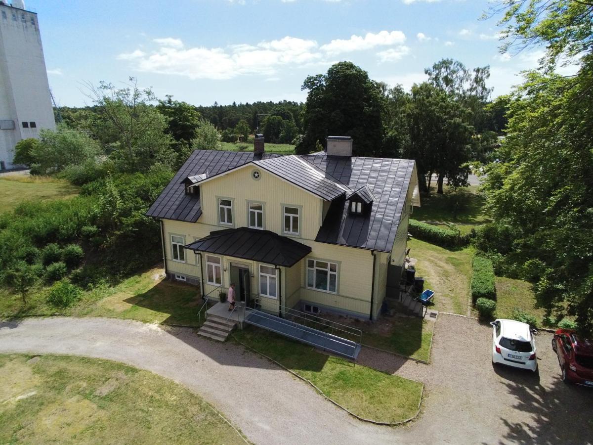 Ahus B&B Och Vandrarhem Bagian luar foto