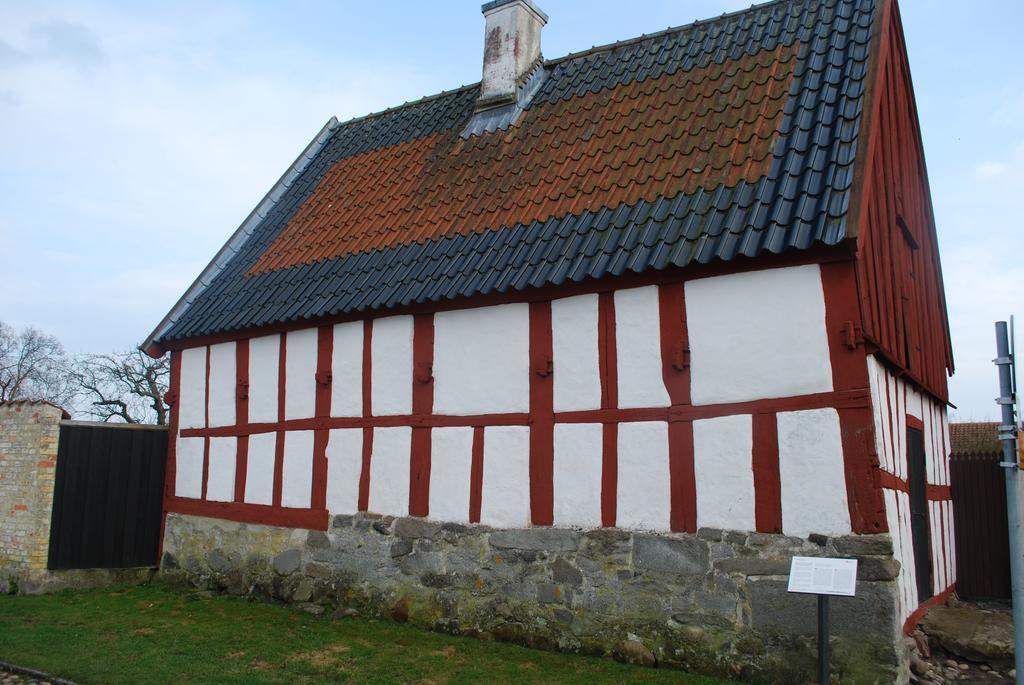 Ahus B&B Och Vandrarhem Bagian luar foto