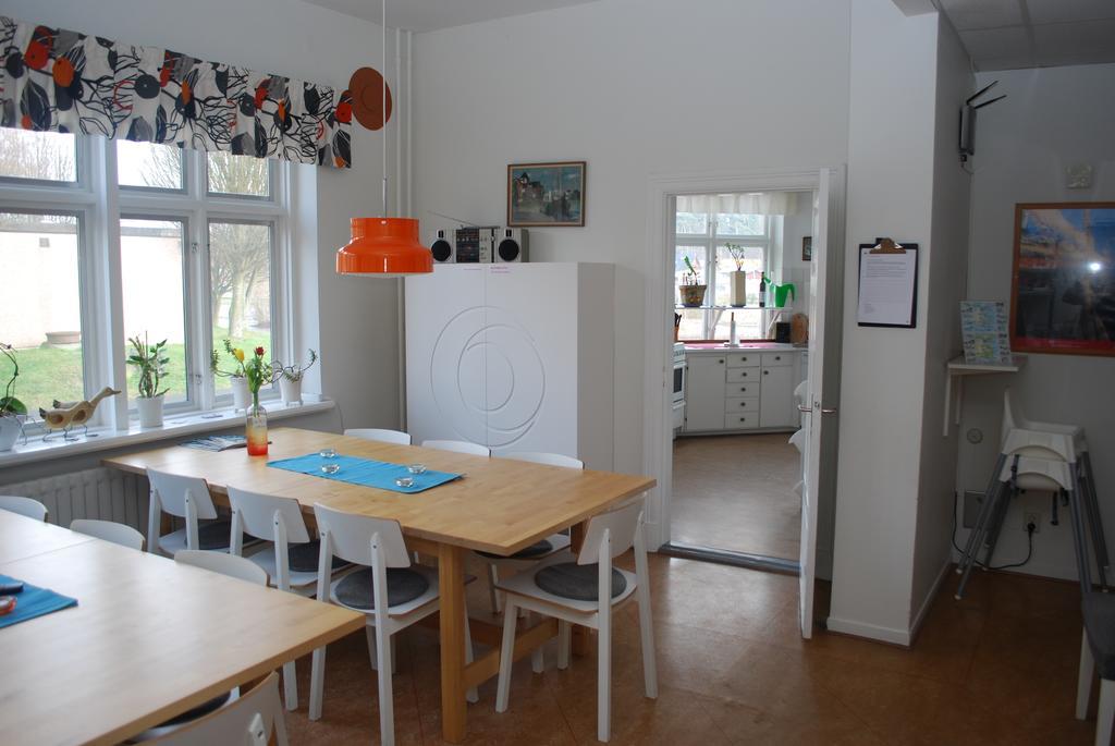 Ahus B&B Och Vandrarhem Bagian luar foto
