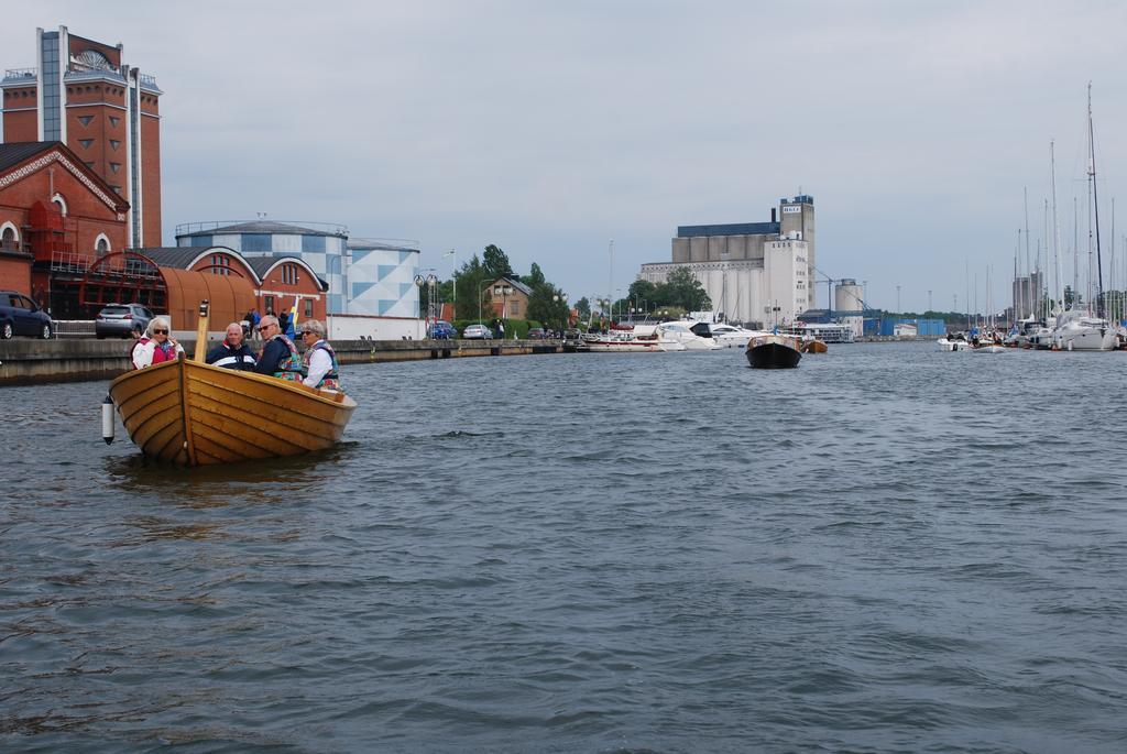 Ahus B&B Och Vandrarhem Bagian luar foto