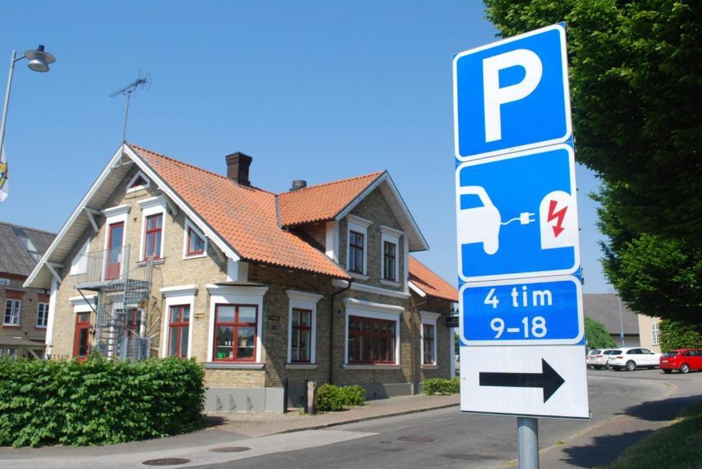 Ahus B&B Och Vandrarhem Bagian luar foto